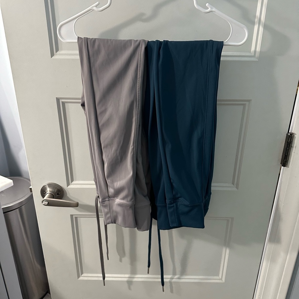 Never worn (only washed) 2 pairs of Halara joggers, size Xsmall.